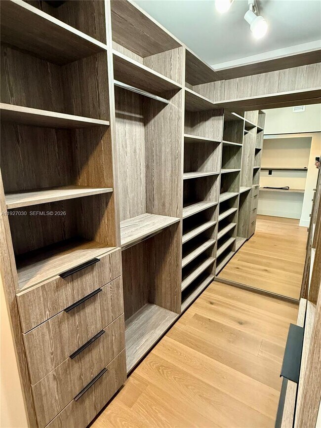 Building Photo - 2800 Island Blvd