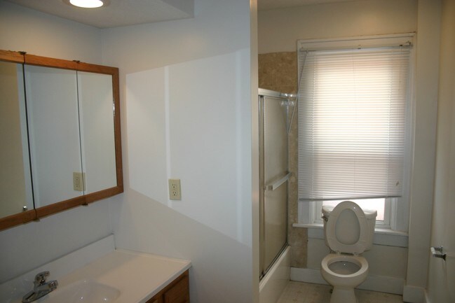 Building Photo - 1986 Summit St