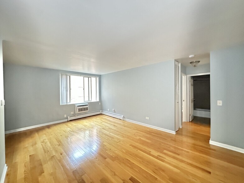 Building Photo - 5820 N Sheridan Rd