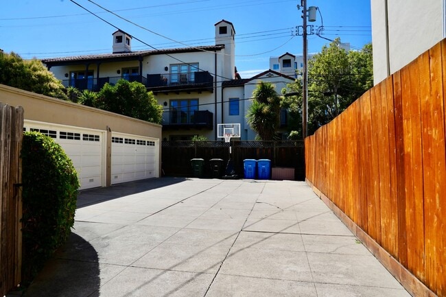 Building Photo - Charming & Spacious 3BR/2BA Lower-Level Ho...