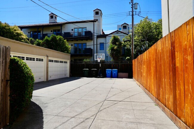 Building Photo - Charming & Spacious 3BR/2BA Lower-Level Home in Prime Baywood Location