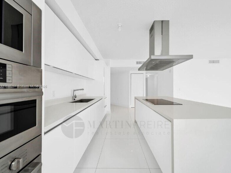 Building Photo - 300 Sunny Isles Blvd
