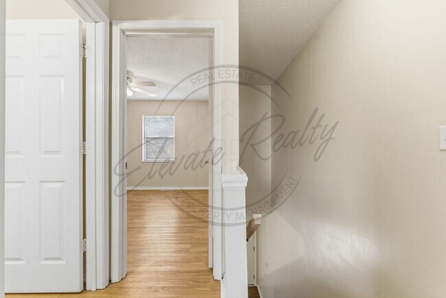 Building Photo - Spring Special: Charming 2 Bed / 1.5 Bath Townhouse in Cookeville