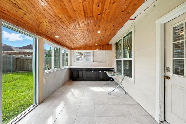 Building Photo - 9219 Gilbert Hollow Dr