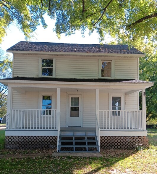Large front porch - 2313 Kane Rd