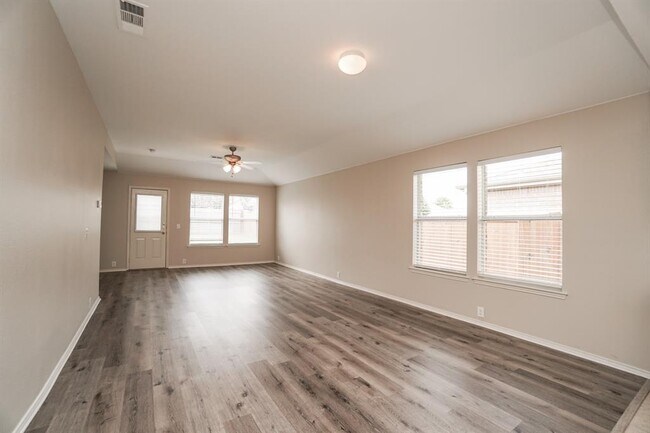 Building Photo - 8920 King Ranch Dr