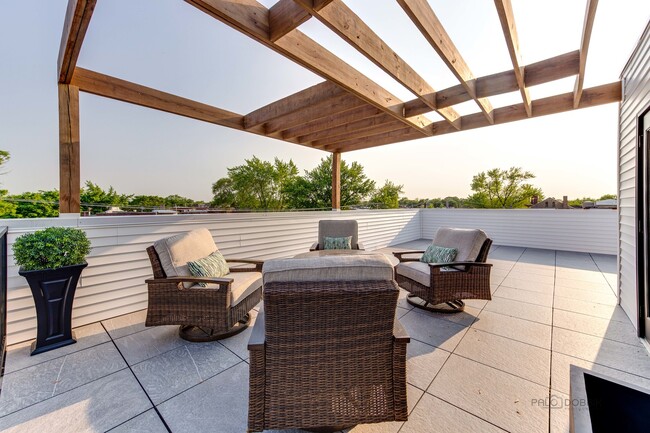 Building Photo - 1304 N Lawndale Ave