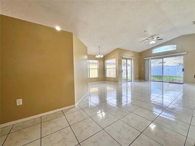 Building Photo - 2619 Spring Hill Dr