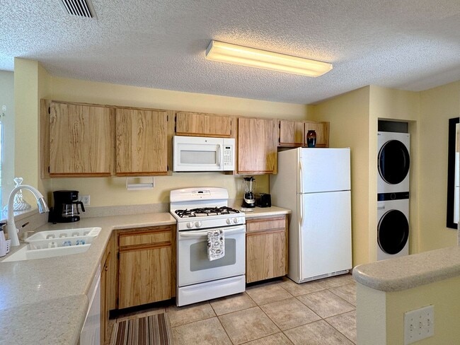 Building Photo - Two-Bedroom Lakeview Condo in Winterset Co...