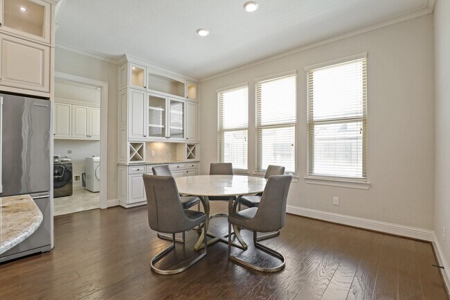 Building Photo - 5730 Balcones Ridge Ln