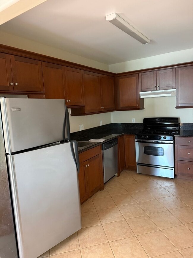 Building Photo - 2071 Vista Del Mar Ave