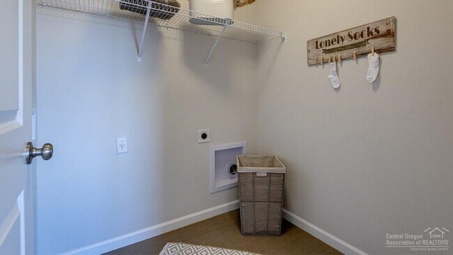 Building Photo - Three Bedroom House in SE Bend