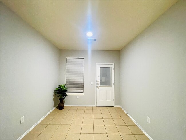 Building Photo - 1411 S Maple Dr