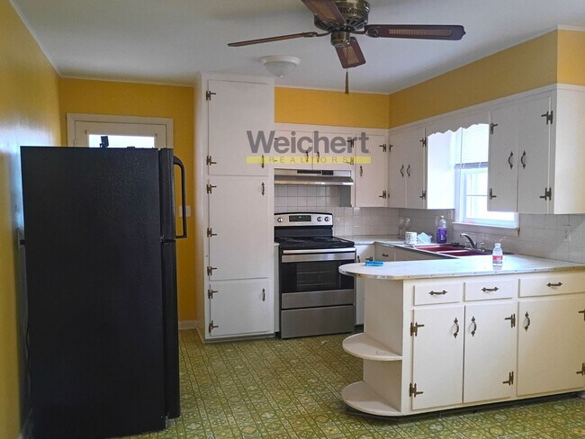 Building Photo - Cozy 2BR Home with Fenced Yard