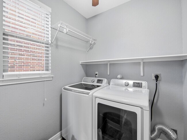 Building Photo - 4431 Oak Roset
