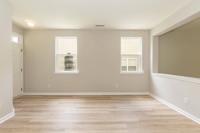Building Photo - Four Bedroom Home in Sought After Neighborhood!