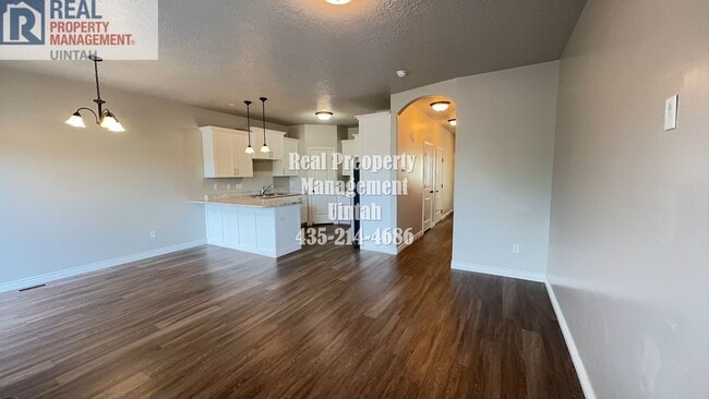 Building Photo - Cozy 3 Bedroom 2 1/2 Bath Condo