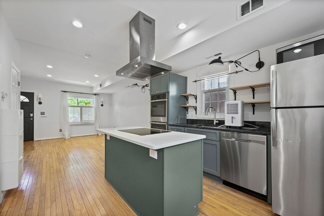 Building Photo - Available Now! 2 Bed 1.5 Bath Between Navy...