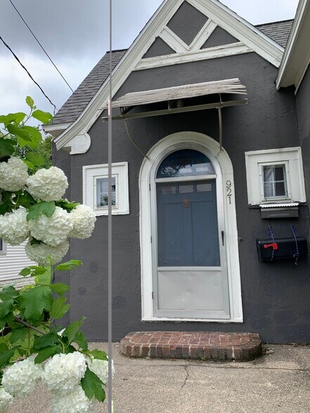 Building Photo - 921 Fuller Ave NE