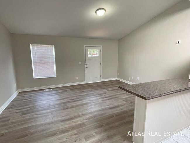 Building Photo - 4 bed 2 Bath Unit Just Minutes From Downto...