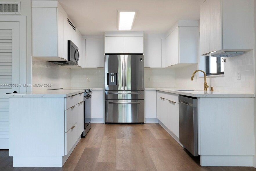 Building Photo - 531 Menendez Ave