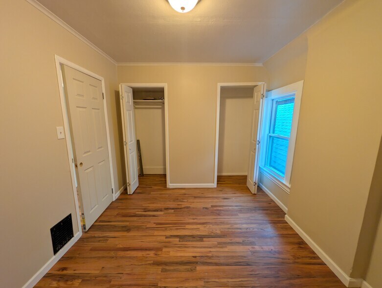 Bedroom w/ closets open - 1280 Race St