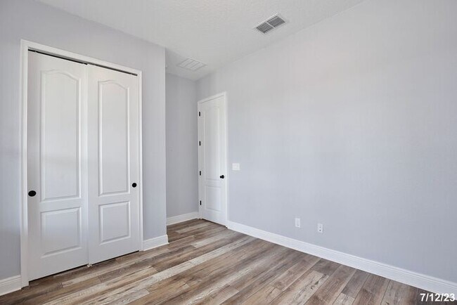 Building Photo - Gorgeous 3/2 Spacious Home with a Fenced Backyard and a Detached 2 Car Garage in the Desirable La...