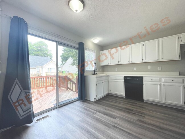 Building Photo - 537 Mountain Lake Dr