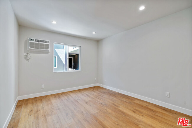 Building Photo - 2232 W 24th St