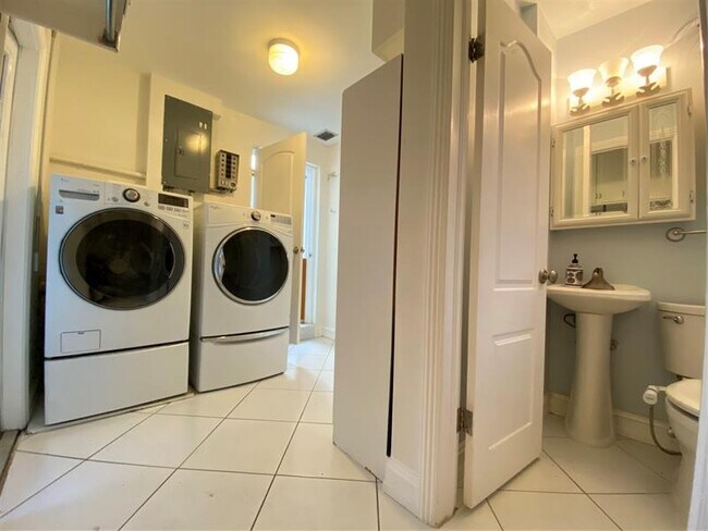 Building Photo - 1049 Van Buren St