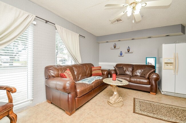 Building Photo - 13102 Richmond Ave.