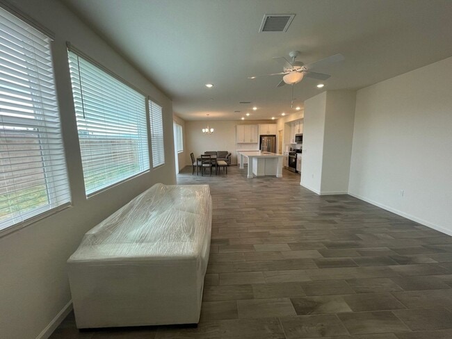 Building Photo - Spacious Modern Family Home in Prime Fresno Location!