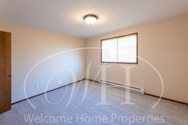 Building Photo - Updated 2 Bedroom Home in Quiet Neighborhood