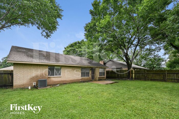 Building Photo - 15823 Baybriar Dr