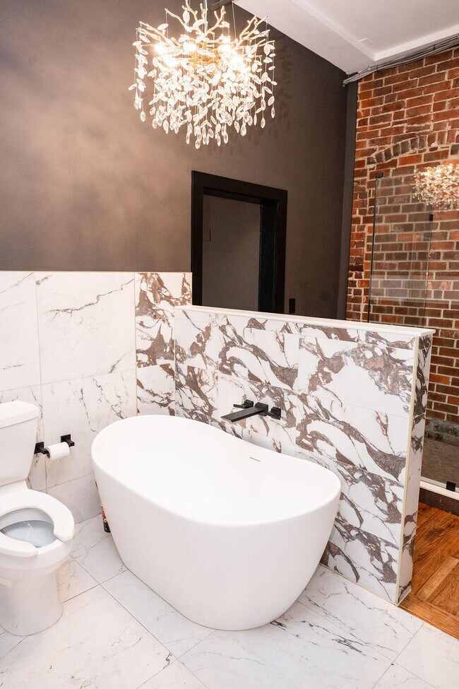 Building Photo - 275 S Limestone