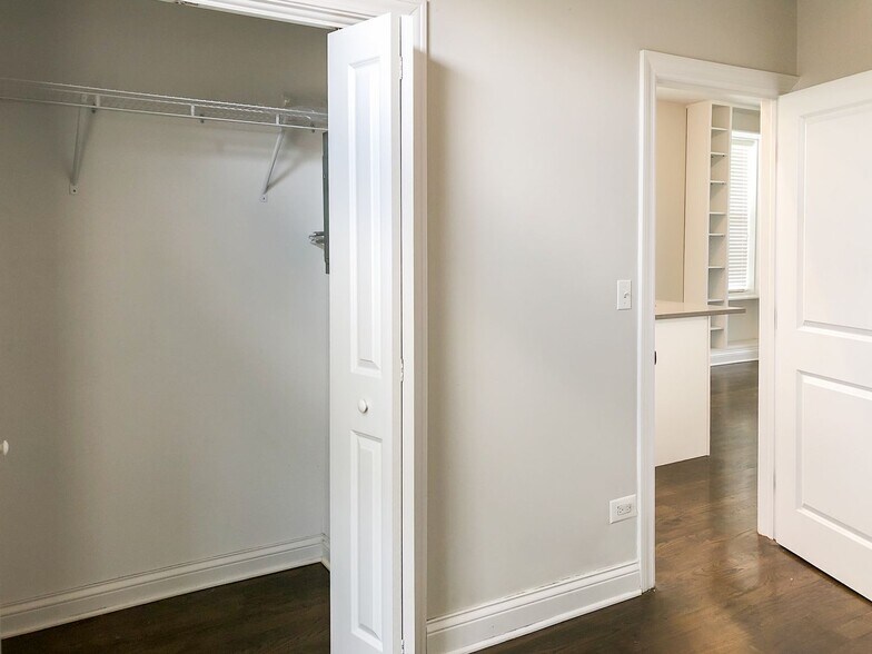 Building Photo - 3856 N Southport Ave