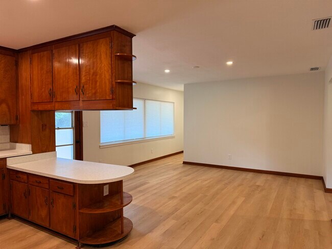 Building Photo - 378 El Rey Ave