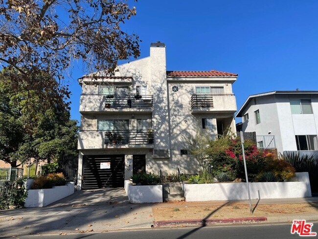 Building Photo - 7327 Willoughby Ave