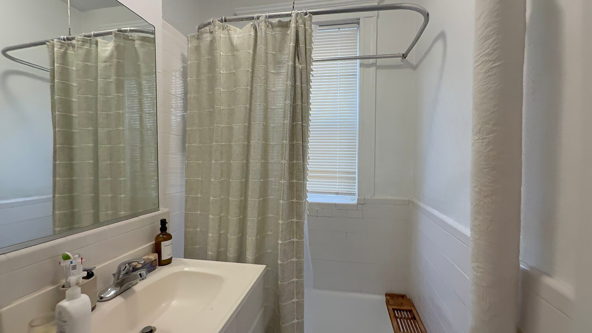 Building Photo - 65 Park Dr