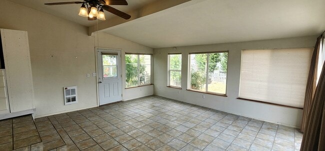 Building Photo - 122 Ginkgo St S