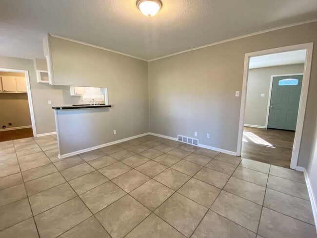 Building Photo - 3 bed, 2 bath near Yale and Raleigh Millington Rd in Raleigh / $250 gift card offer with 12/15/25...