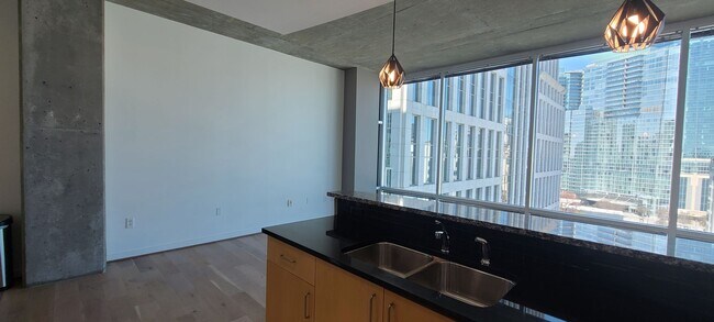 Building Photo - Modern Corner Unit 1BR Condo in Midtown with Skyline Views