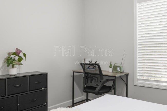 Building Photo - 1521 Preston St S