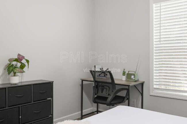 Building Photo - 1521 Preston St S