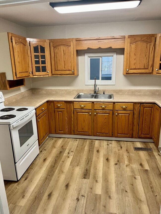 Building Photo - Beautiful 3 Bedroom Home w/yard!