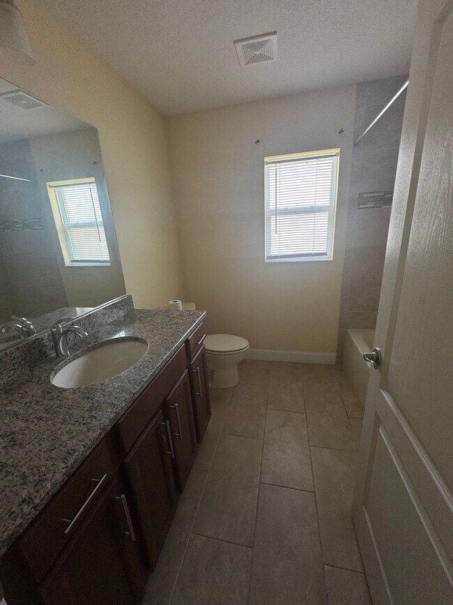 Building Photo - Spacious 4BR/2BA Home in Oaks at Ocala Cro...