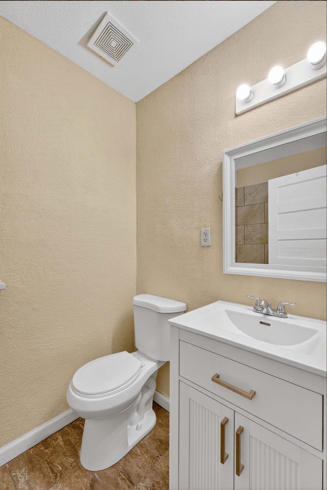 1st floor bathroom - 4372 Gibson Ave