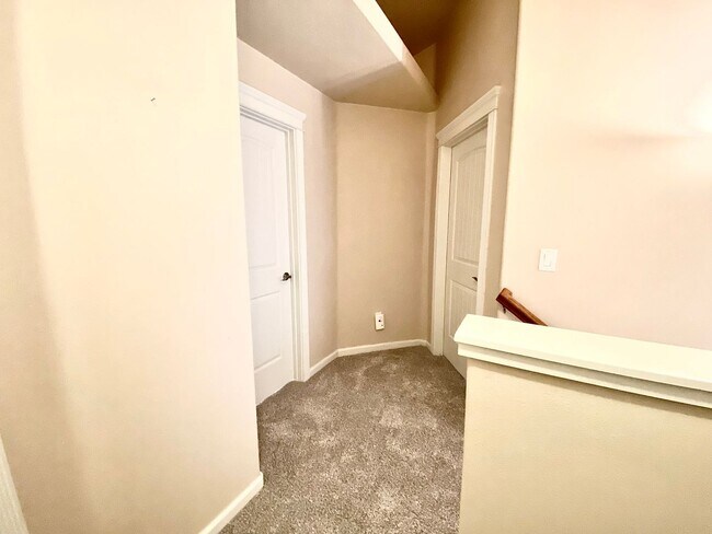 Building Photo - 3 Bedroom 2.5 Bath, 3 Car Garage w/Gorgeous Exterior