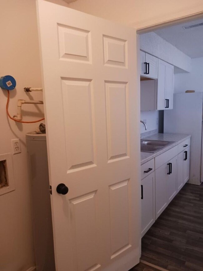 Building Photo - 3 Bed Townhome in N Chas!