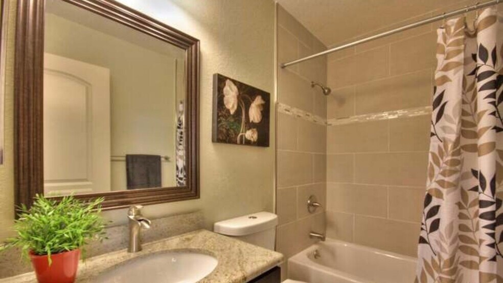 Building Photo - 1348 Daniel Ct